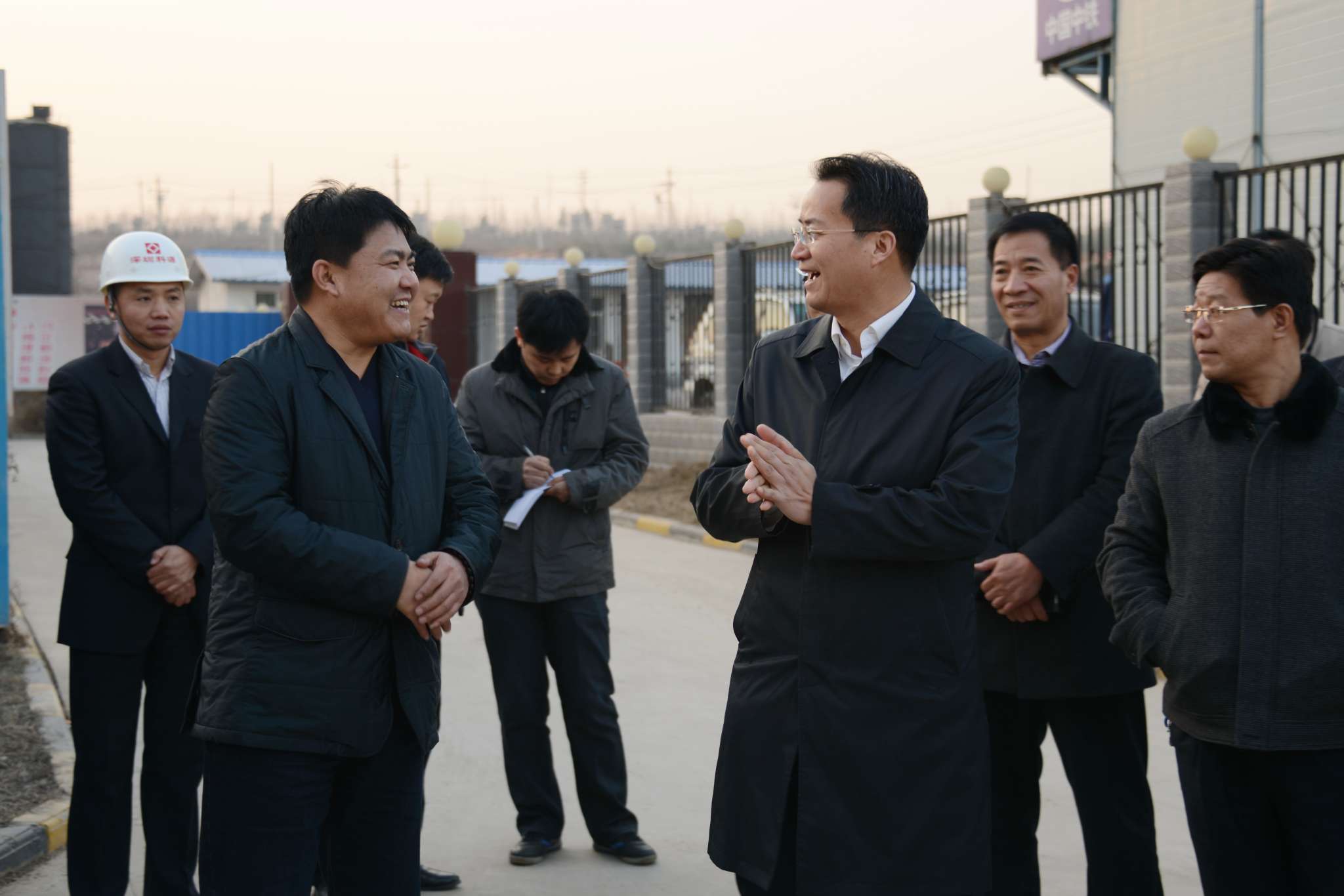 韩城市委副书记,代市长李智远一行视察强盛广场体育中心